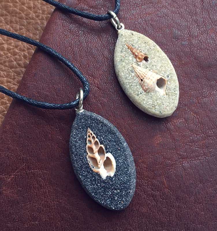 Handmade necklace from sand with beach shells pei