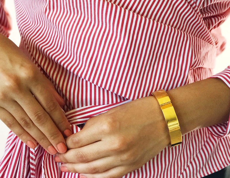 Wearable tech gold bangle by Wisewear